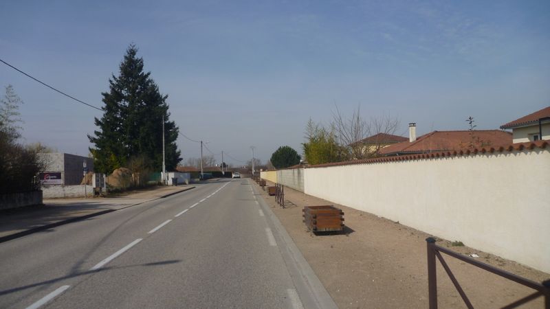 Ici la route pourrait être mieux traitée pour les cyclistes sur ViaRhôna