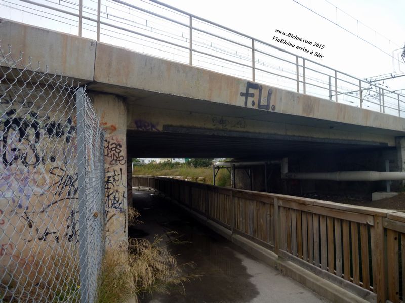 Piste dite cyclable : C'est un peu coupe gorge ici sous ce pont de chemin de fer avant Sète