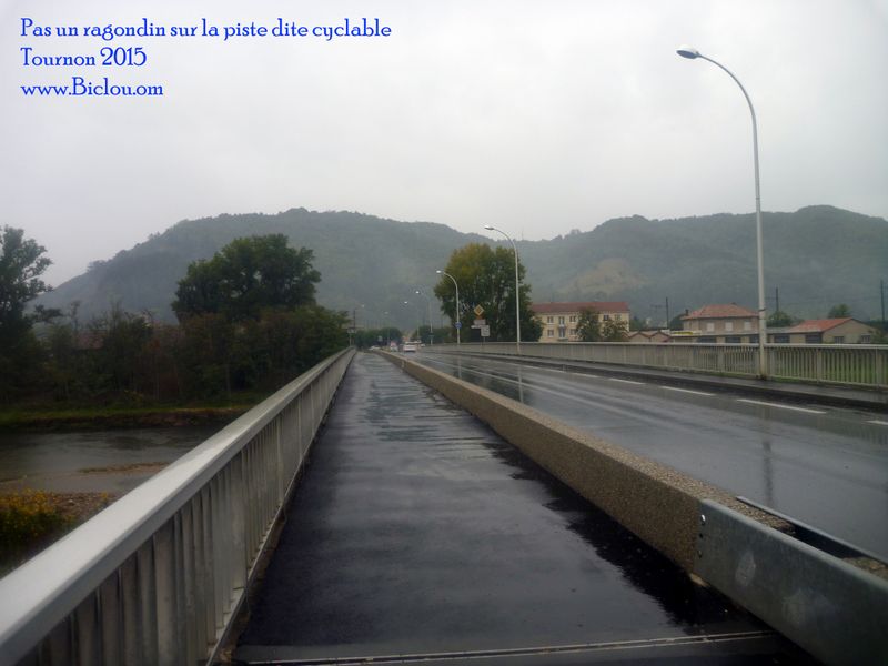Tournon ViaRhôna sur la passerelle cyclable sous la pluie en 2015