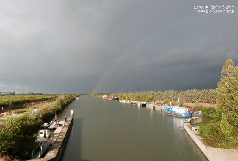 Bel arcenciel au dessus du canal du Rhône à Sète