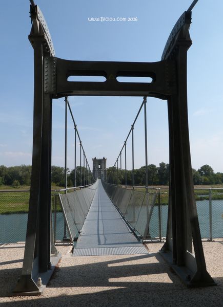la  fameuse passerelle  de Rochemaure enjambe le rh&ocirc;ne