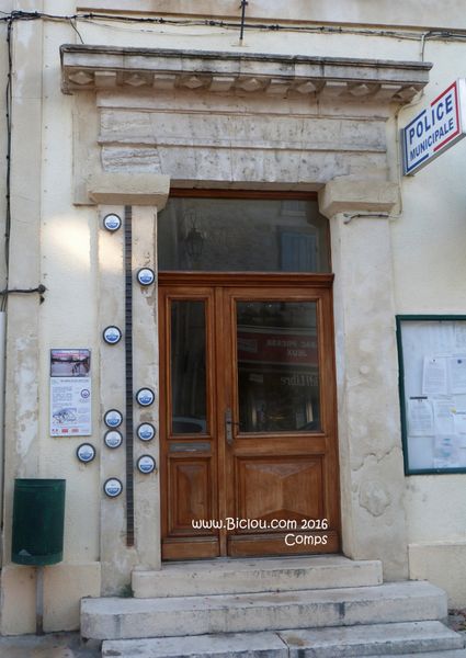 Marques des crues vuies sur la fa&ccedil;cade de la mairie de comps en 2016