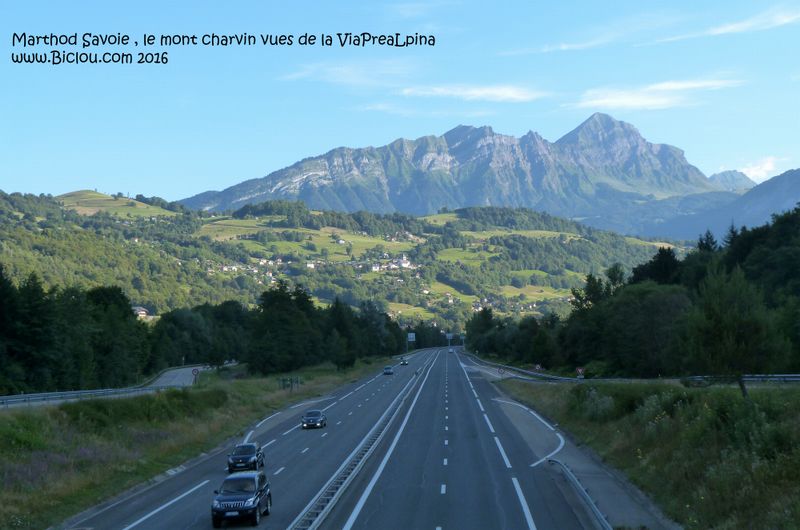 Marthod et le Mont Charvin en Savoie vus de la combe