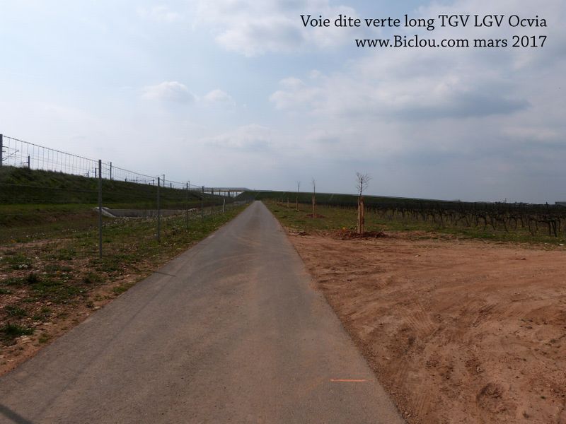 La Voie dite verte, longeant la LGV Oc-via existe bien, mais pas encore balisée en mars 2017.