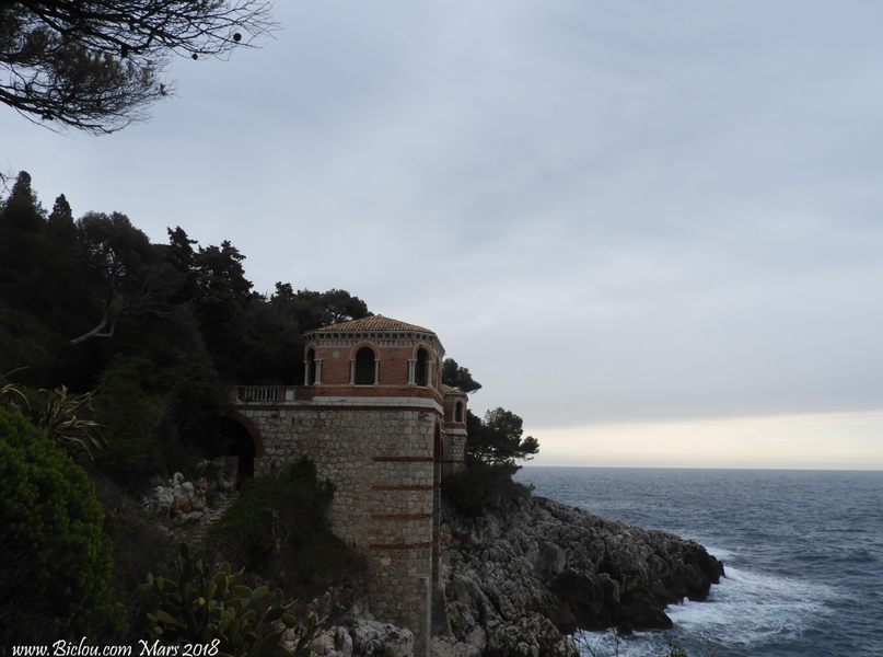 Construction Ostentatoire, dominant la mer