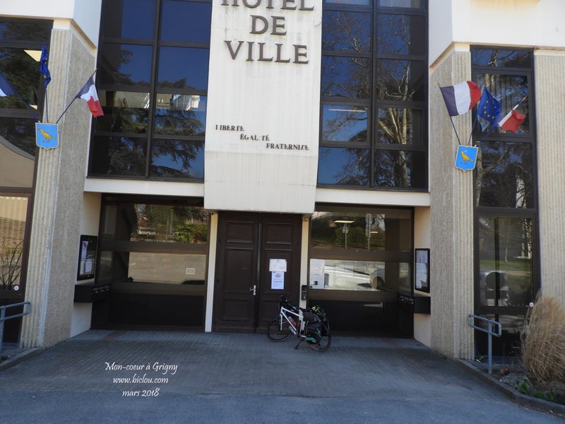 Mon-Coeur devant la mairie de Grigny en 2018