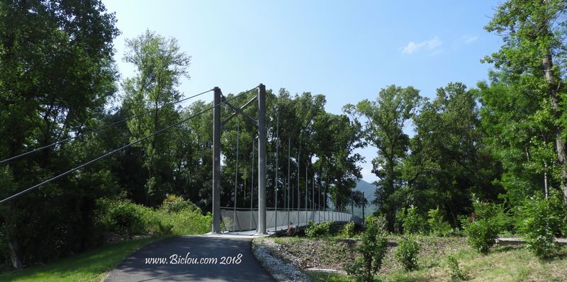 La passerelle de Baix sur ViaRhôna , praticable à présent et bien utile