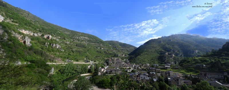 Vue panoramique de Sainte Enimie, en grimpant sur le Causse Sauveterre