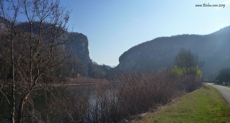 Le Rhône se faufile dans la percée de La Balme