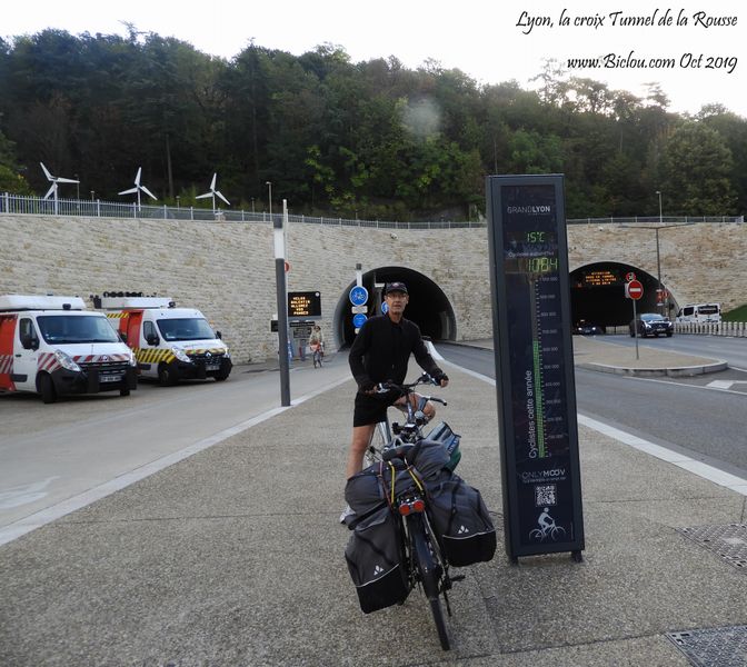 Polo à Lyon devant le tunnel cycliste de la croix rousse Polo à Lyon devant le tunnel cycliste de la croix rousse