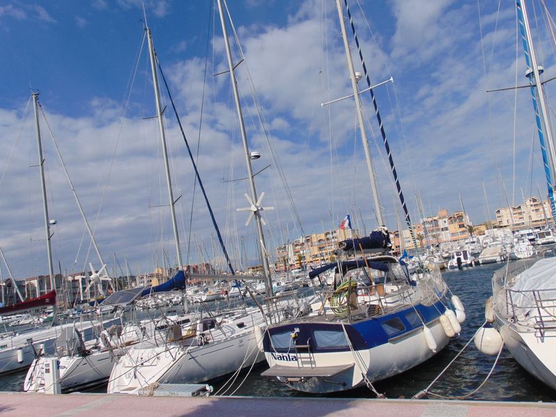 Eolienne de bâteau dans le port de Gruissan