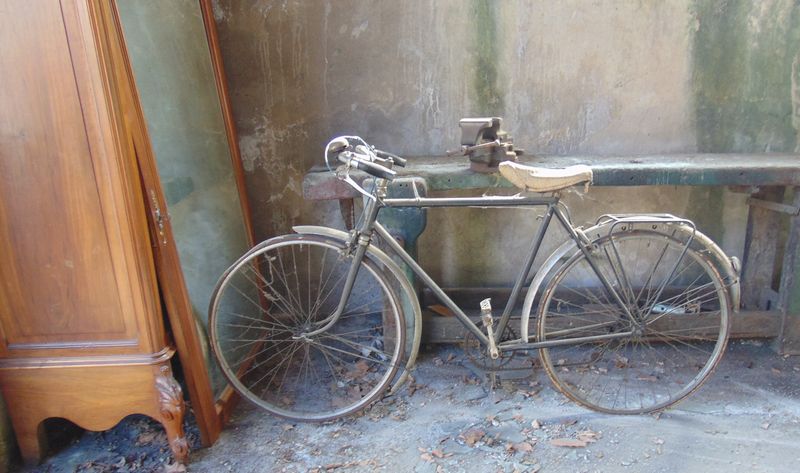 Un vieux Biclou dans un garage de Vinay