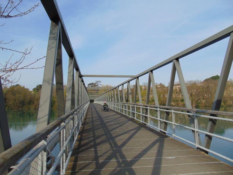 une-des-une-plus-une-passerelle-sur-l-isère