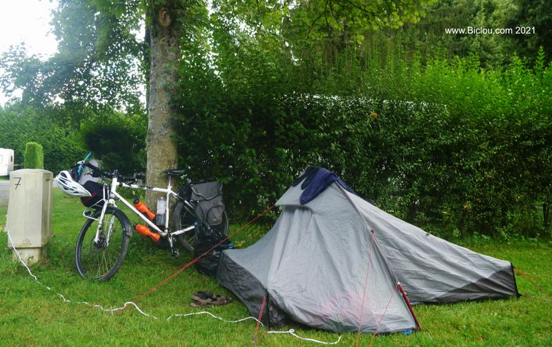 La cabane est pr&ecirc;te &agrave; tomber sur le chien