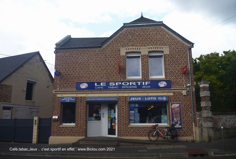 Le sportif .. il est derri&egrave;re la cam&eacute;ra, le sportif, pas dans le bar, &agrave; moins d'y boire une menthe &agrave; l'eau ou un caf&eacute; .