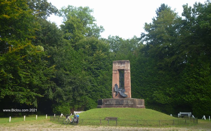 Dans la for&ecirc;t de Compi&egrave;gne (pr&egrave;s du village de Rethondes), monument comm&eacute;moratif