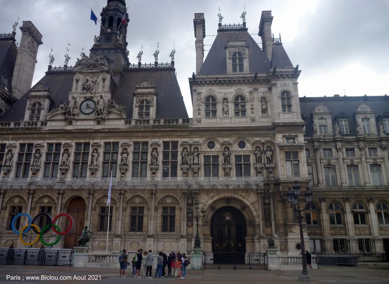 On a m&ecirc;me entrevu, des touristes Espagnols devant l'H&ocirc;tel de Ville de Paris, mais pas vu Anne