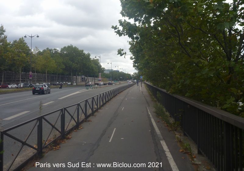 Paris ; le long de la Seine &agrave; Bicyclette vers le SUD EST