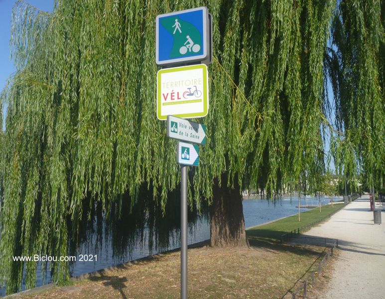 On tombe sur le balisage Seine &agrave; v&eacute;lo : Troyes