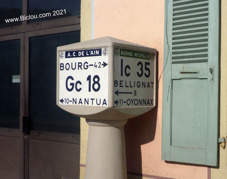 Ancienne borne routi&egrave;re (Borne Michelin) en b&eacute;ton