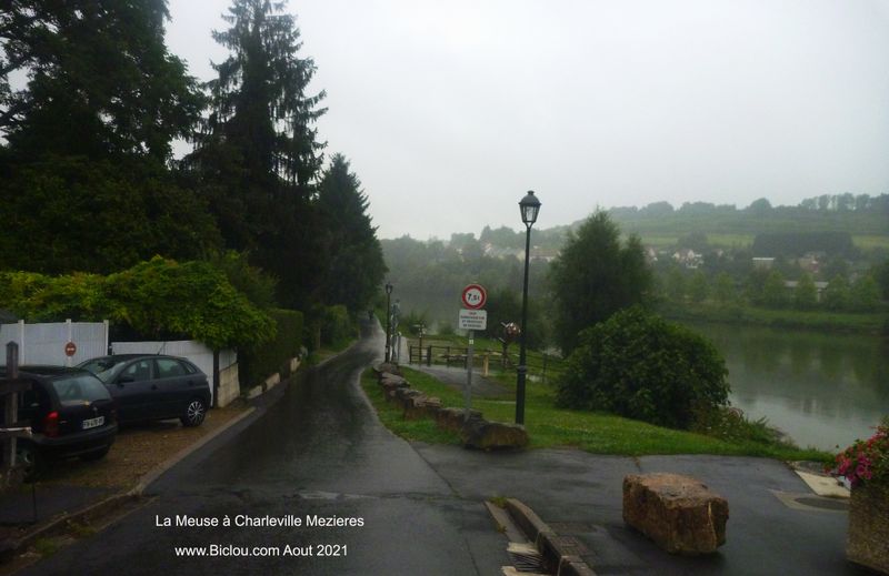 Voie arros&eacute;e des bords de Meuse