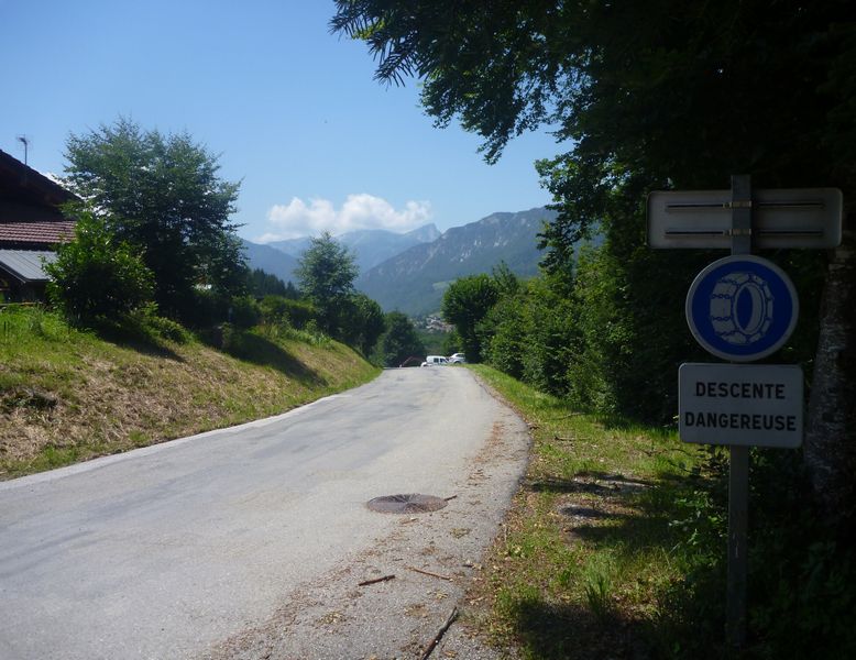 Descente dangereuse ki dit le monsieur : En effet, &ccedil;a pousse dans ce sens, et &ccedil;a freine dans l'autre..