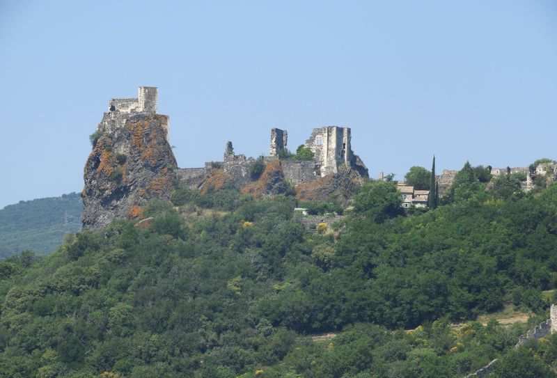 Ruines de Rochemaure, Et dire que j'ai toujours dit que j'irai .. Un jour ; dans la tente ; vue zoom&eacute;e !