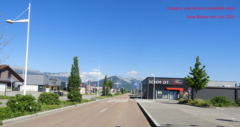 Voie de bus et v&eacute;los &agrave; Epagny (Annecy)