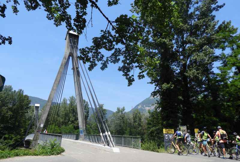 Passerelle de Meylan, acc&egrave;s &agrave; l'&icirc;le d'amour .. ; Grenoble Nord : carrefour de voies vertes