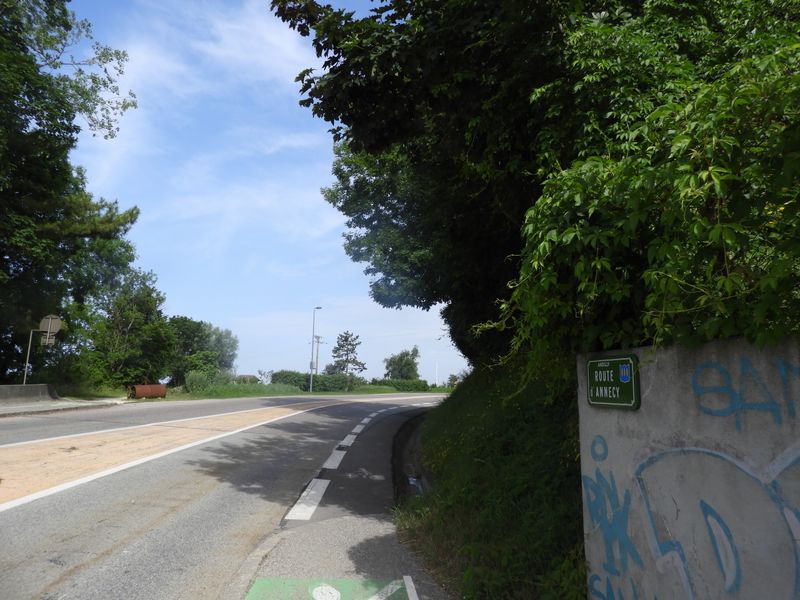 La D 1201 est bien munie de bandes cyclables ; Merci le CD 74 !