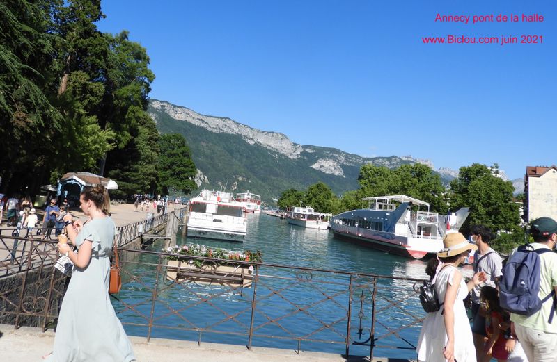 Annecy, pont de la halle : Oh mes b&acirc;teaux ..