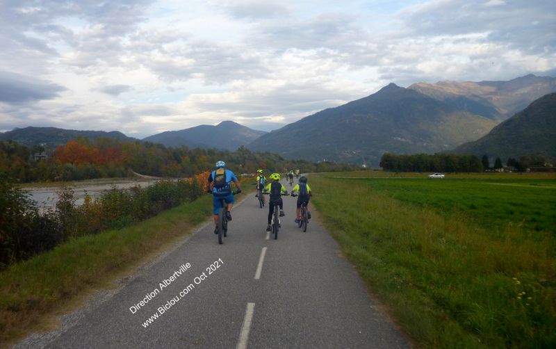 Sur la V&eacute;lo-route dite : V 62 en bordure de l'Is&egrave;re , en direction d'Albertville, les jeunes &agrave; VTT