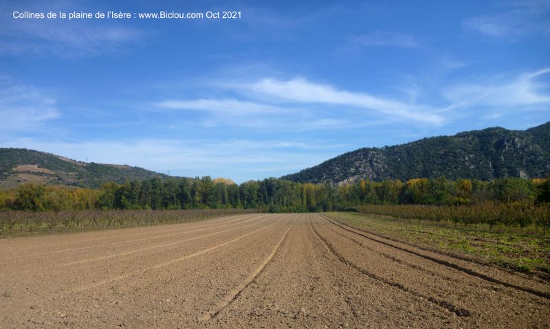 Les premiers contreforts des monts d'Ard&egrave;che, vus du Rh&ocirc;ne