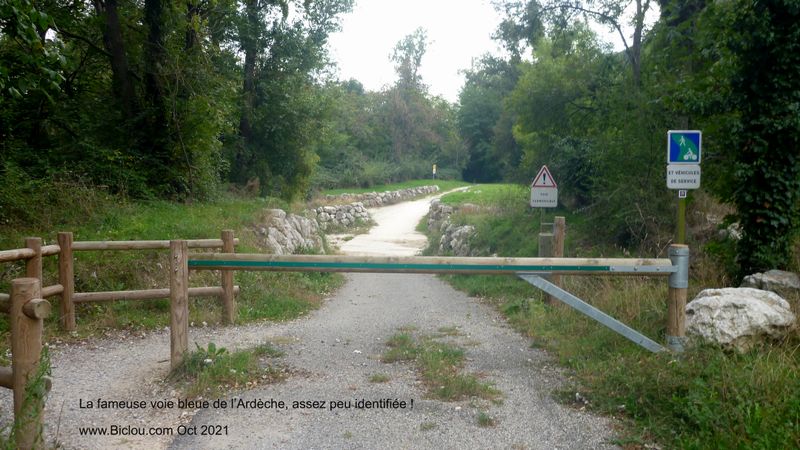 Entr&eacute;e Nord de la tr&egrave;s discrete v&eacute;lo-route et voie verte dite Voie bleue de l'Ard&egrave;che..