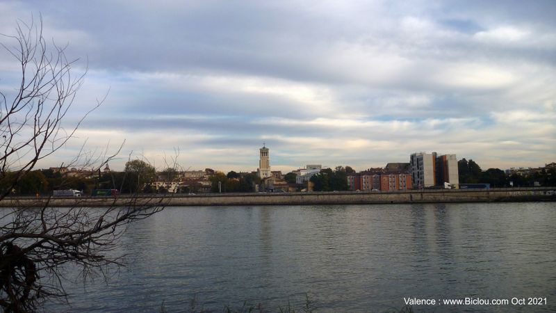 Valence en Trave-linge : On entrevoit l'&eacute;glise saint Jean et .. l'autoroute du soleil au bord du Rh&ocirc;ne