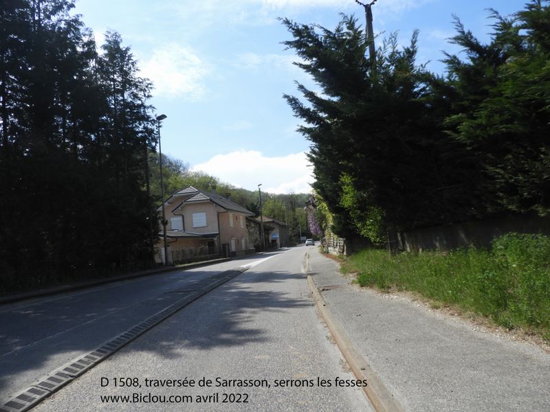 Travers&eacute;e de Serrasson sur la D 1508 : c'est chaud avec les trucks qui vous ronronnent d'impatience aux fesses