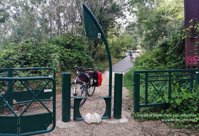 Passage d'une barrière anti-cycles  &aacute; Alforville long de la Seine
