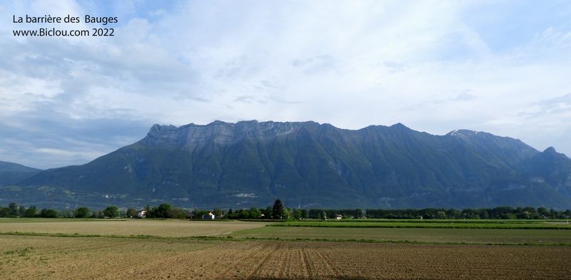 L'impressionante barri&egrave;re des Bauges, vue de la Combe de Savoie