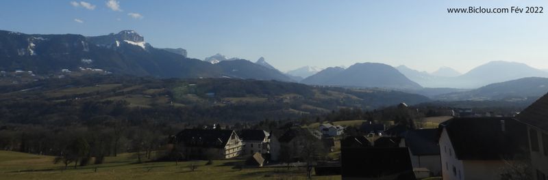 Le massif des Bornes &agrave; gauche, et les Bauges &agrave; droite dans le fond, la lac entre les deux (se cache) 