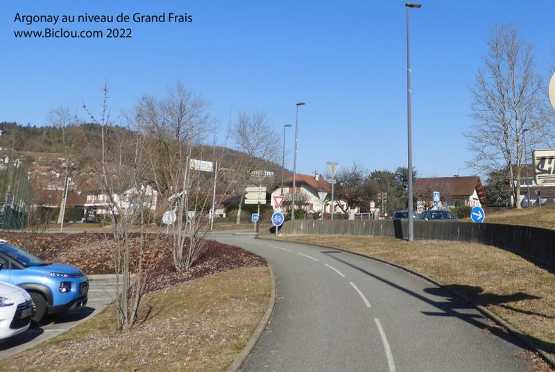 Voie verte &agrave; Argonay, au niveau de grand Frais : la piste cyclable file le long de la D 1203, mais le mieux et de rejoindre Argonay zentrum ?