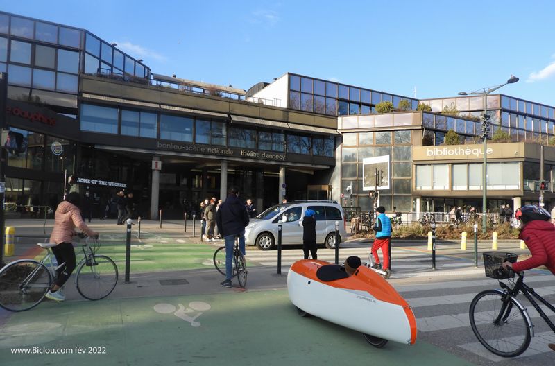 Cyclistes sur de dr&ocirc;les de machines, devant Bonlieu &agrave; Annecy