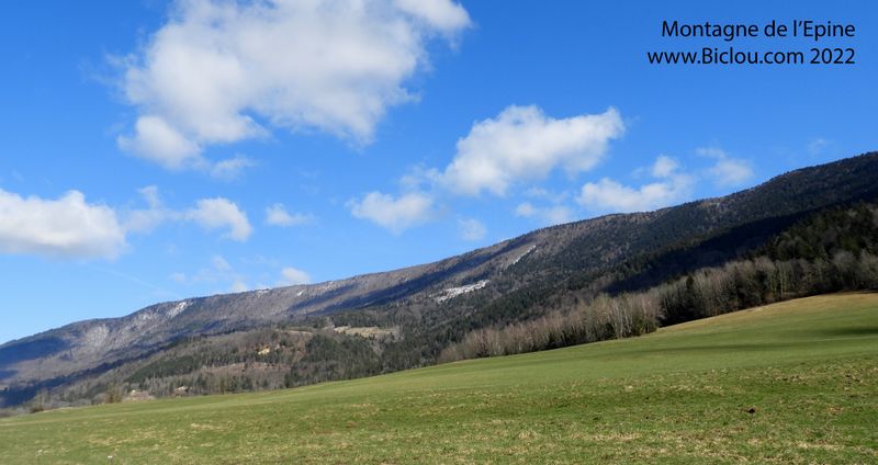 Sous la montagne de l' &eacute;pine (Savoie) : la route pique ..