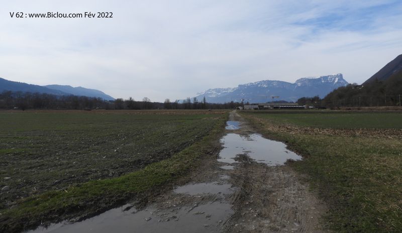 V&eacute;lo-route V-62 ; nous laissons derri&egrave;re nous la Chartreuse et le mont Granier