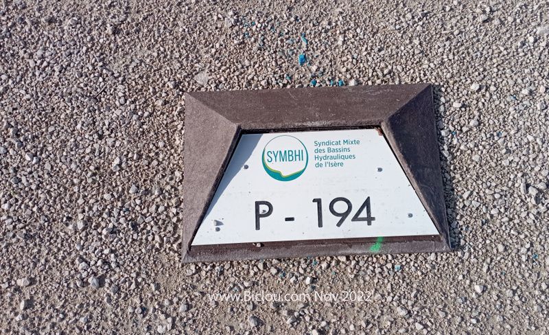 Sur la digue de l'Is&egrave;re : balise Symbhi