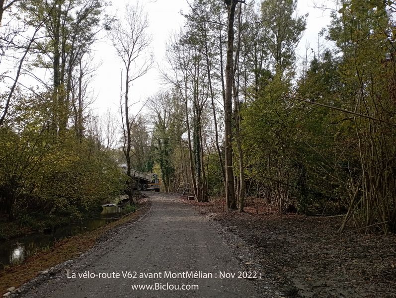 La v&eacute;lo-route V-62 , peu avant Montm&eacute;lian en travaux (nov 2022)