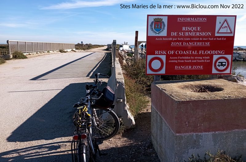 Saintes Maries de la mer ; Sur la digue .. &agrave; la mer vers Salins de Giraud ..