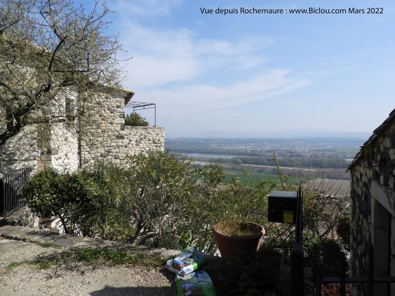 Vue de la vall&eacute;e du Rh&ocirc;ne, depuis Rochemaure