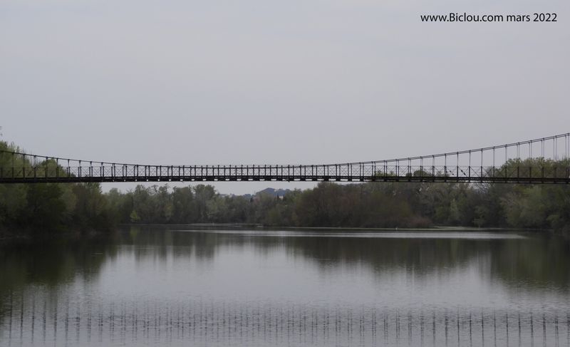 Belle Passerelle sur une L&ocirc;ne du Rh&ocirc;ne : Pont des arm&eacute;niers, &agrave; Sauveterre