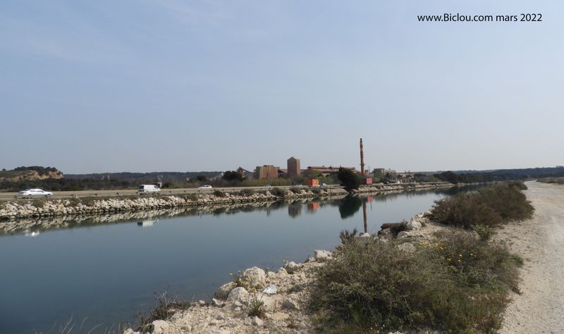 Le canal de Arles &agrave; Fos &agrave; Bouc ..