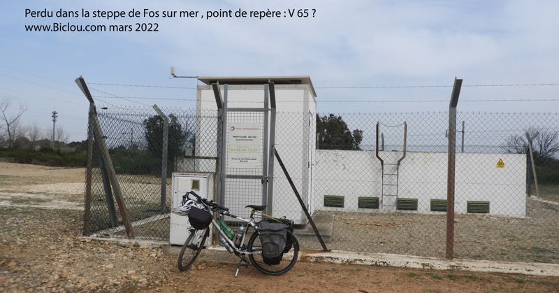 Perdu dans la steppe de Fos sur mer, pont de rep&egrave;re..